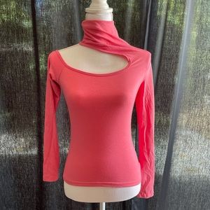 Stylish top with cut out shoulder